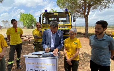 El president del Consell Comarcal, Ignasi Giménez, firmant el conveni | Helena Molist Sancho